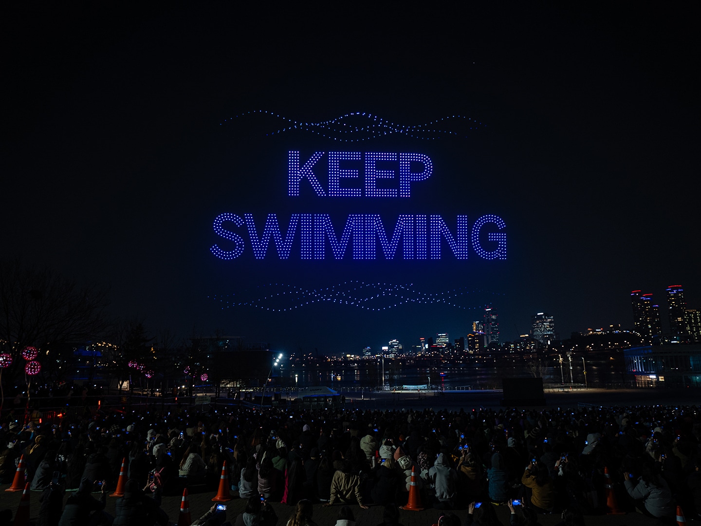 トゥクソム漢江公園の夜空を彩ったBTSのドローンショー。(P)&(C)BIGHIT MUSIC