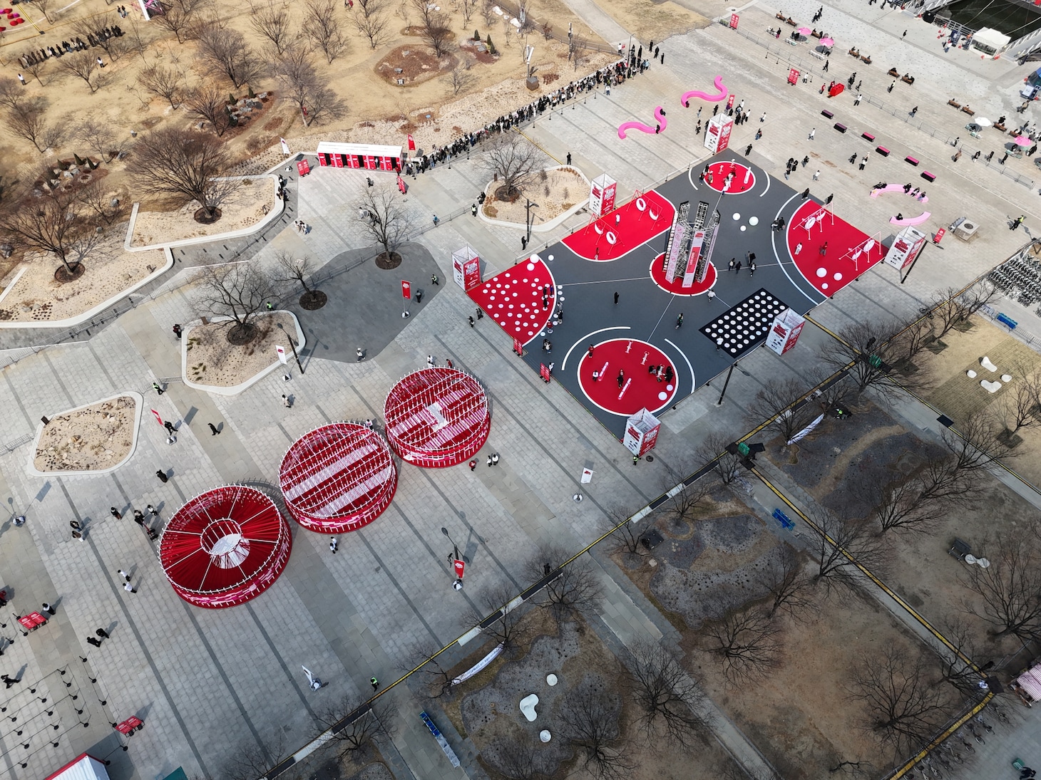 汝矣島漢江公園に設置された「LOVE SONG LOUNGE」の様子。(P)&(C)BIGHIT MUSIC