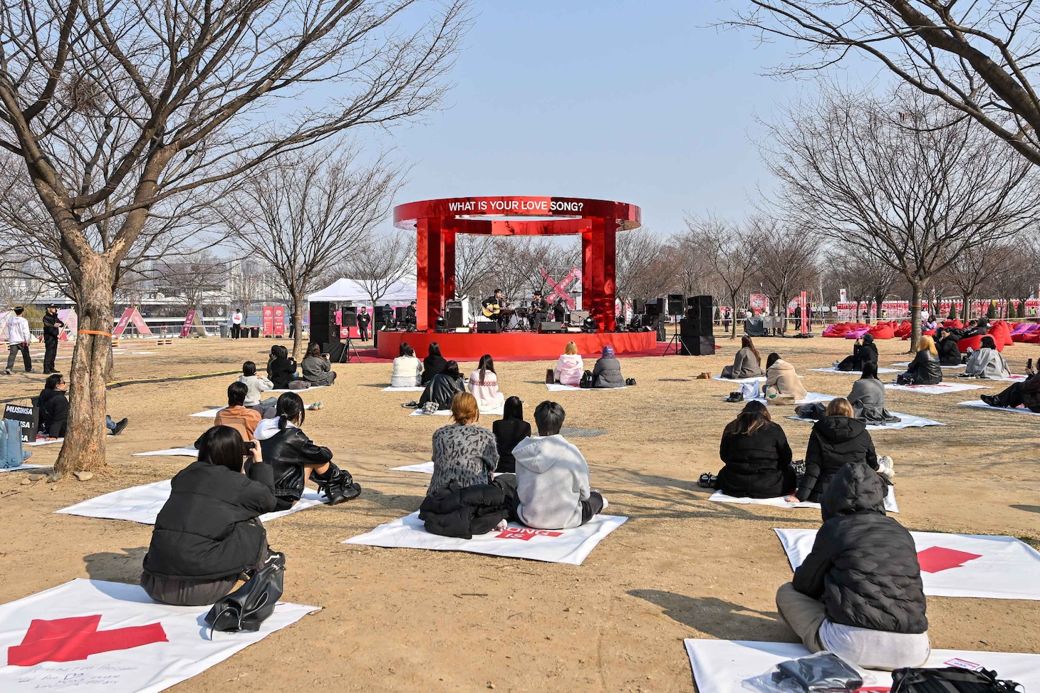 汝矣島漢江公園に設置された「LOVE SONG LOUNGE」の様子。(P)&(C)BIGHIT MUSIC