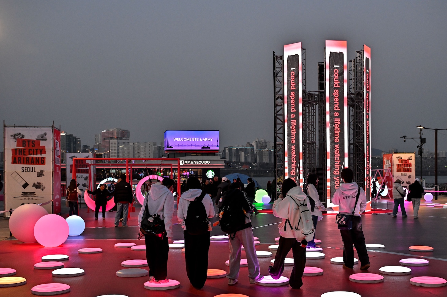 汝矣島漢江公園に設置された「LOVE SONG LOUNGE」の様子。(P)&(C)BIGHIT MUSIC