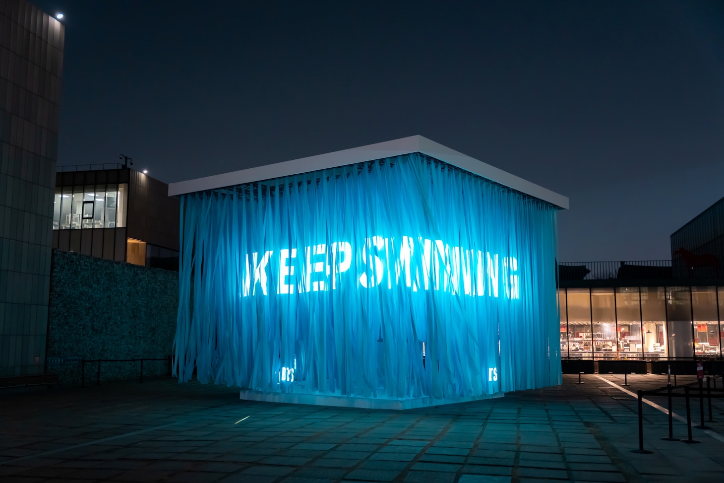 国立現代美術館の庭に設置されたBTSのキューブ型の造形物。(P)&(C)BIGHIT MUSIC