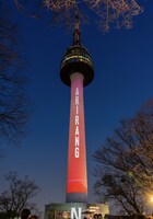 南山ソウルタワーで上映されたメディアファサード。(P)&(C)BIGHIT MUSIC