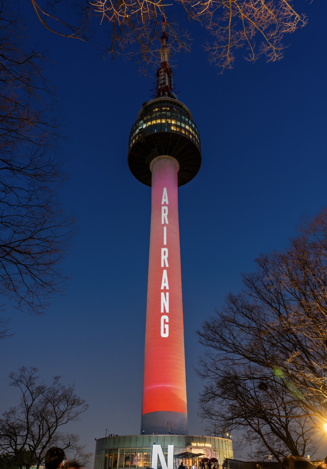 南山ソウルタワーで上映されたメディアファサード。(P)&(C)BIGHIT MUSIC