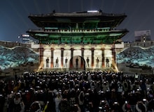 崇礼門で上映されたBTSのメディアファサード。(P)&(C)BIGHIT MUSIC