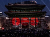 崇礼門で上映されたBTSのメディアファサード。(P)&(C)BIGHIT MUSIC