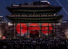 崇礼門で上映されたBTSのメディアファサード。(P)&(C)BIGHIT MUSIC