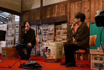 「MUSIC inn Fujieda」オープニングイベントで語り合うホリエアツシと後藤正文。