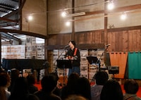 「MUSIC inn Fujieda」オープニングイベントで弾き語りをするホリエアツシ。