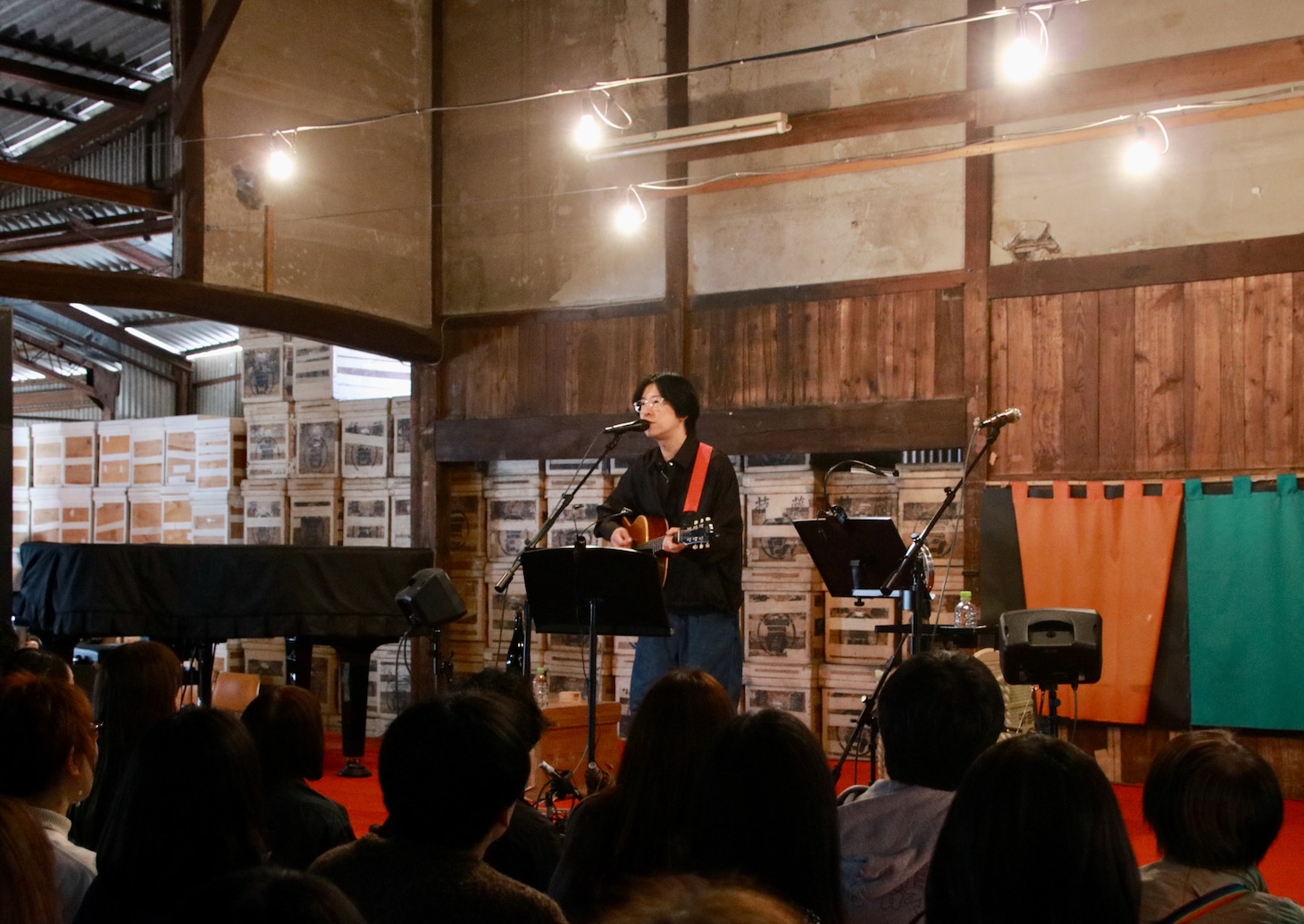 「MUSIC inn Fujieda」オープニングイベントで弾き語りをするホリエアツシ。