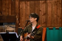 「MUSIC inn Fujieda」オープニングイベントで弾き語りをする後藤正文。