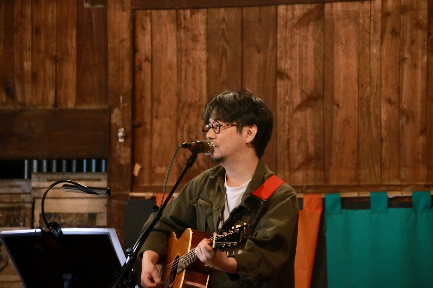 「MUSIC inn Fujieda」オープニングイベントで弾き語りをする後藤正文。