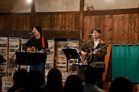 「MUSIC inn Fujieda」オープニングイベントでセッションをするホリエアツシと後藤正文。。