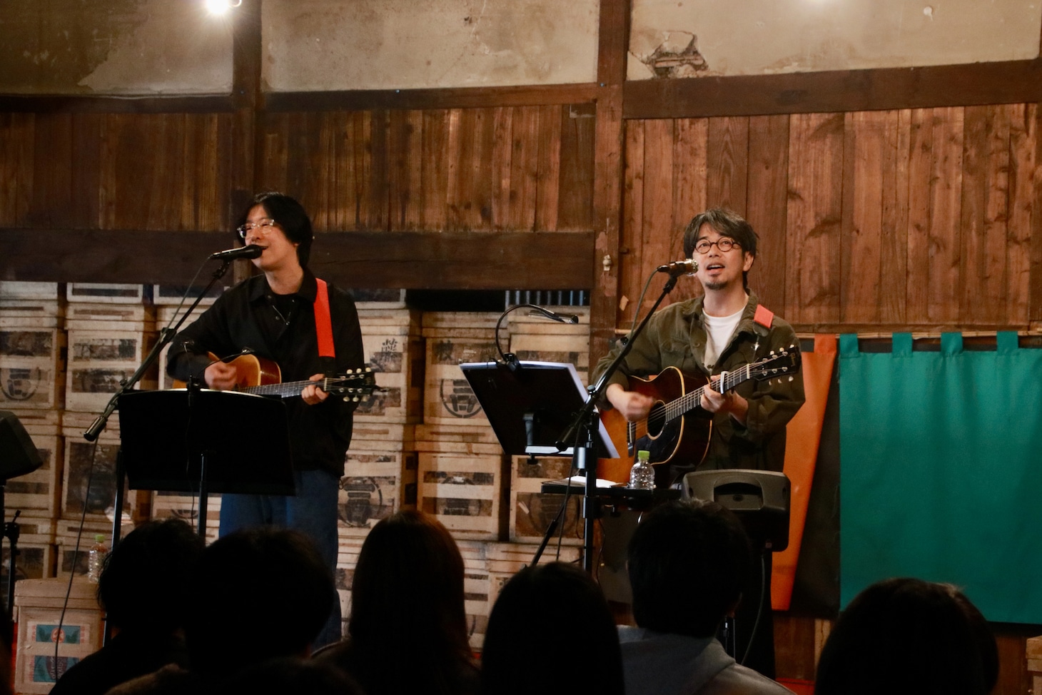 「MUSIC inn Fujieda」オープニングイベントでセッションをするホリエアツシと後藤正文。。