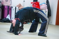 BiSH「優しいPAiN」を歌い切り、ブリッジをしながら歩いてアピールしたチャン・PP・マイカ。