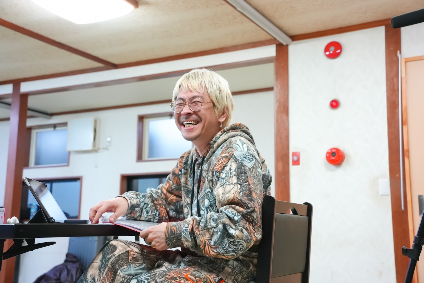 笑う渡辺淳之介。