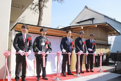 テープカットを行う「MUSIC inn Fujieda」関係者たち。