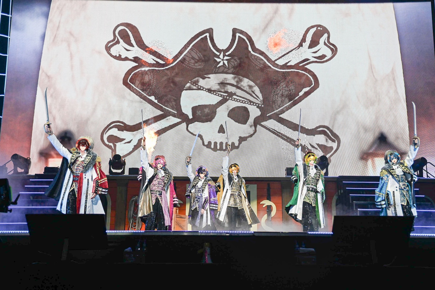 海賊風の新衣装に身を包んだAMPTAKxCOLORS。