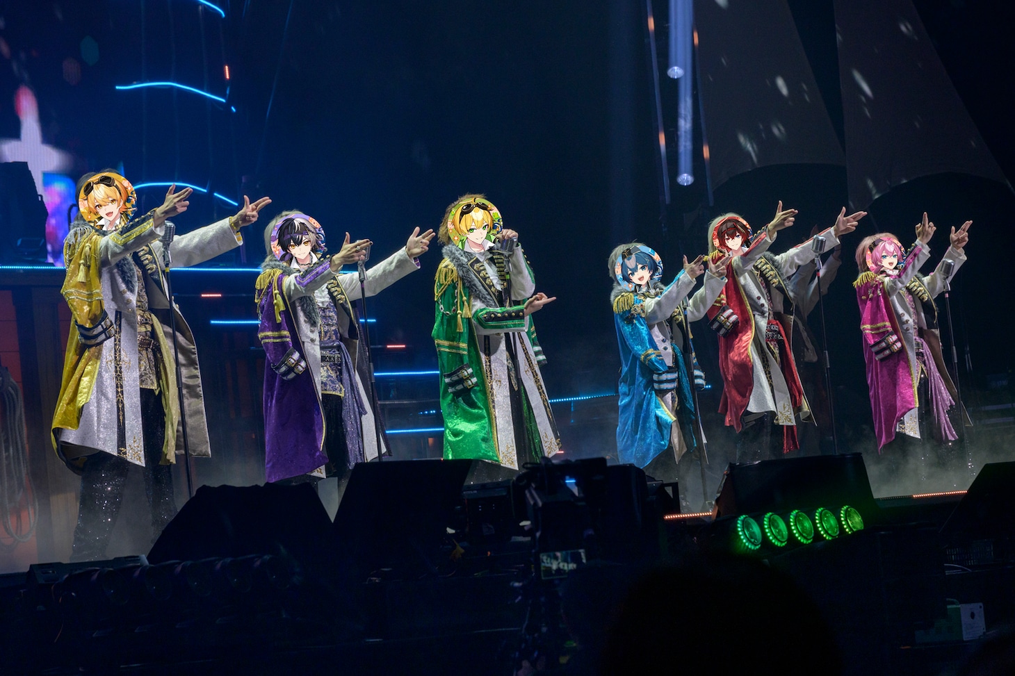 海賊風の新衣装に身を包んだAMPTAKxCOLORS。