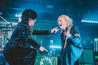 左から千秋（Vo）、Miyako（G）。（撮影：西槇太一）