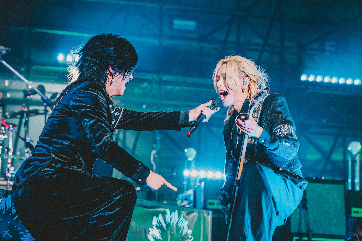 左から千秋（Vo）、Miyako（G）。（撮影：西槇太一）