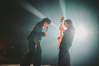 左から千秋（Vo）、Sacchan（B）。（撮影：西槇太一）