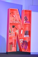 「九条の大罪」配信直前イベントのステージに飾られたオブジェ。