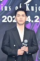 「九条の大罪」を力強くアピールする柳楽優弥。