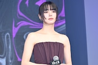 凛とした佇まいの池田エライザ。