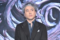 いつもはムードメーカーだが、「九条の大罪」のトーンに合わせて落ち着いた様子のムロツヨシ。