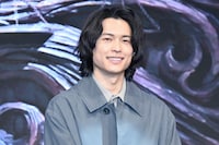 音尾琢真（TEAM NACS）が「九条の大罪」を自分好みのドラマだと語り、笑みがこぼれる松村北斗（SixTONES）。
