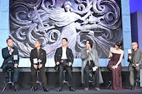 トーク企画「これって私だけ？」の様子。左から音尾琢真（TEAM NACS）、ムロツヨシ、柳楽優弥、松村北斗（SixTONES）、池田エライザ、土井裕泰監督。