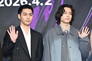 カメラに向かって手を振る柳楽優弥（左）と松村北斗（右）。