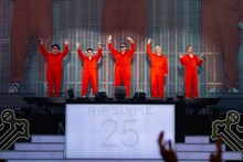 ライブを終えてステージから退場するRIP SLYME。（撮影：砂流恵介）