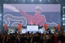 オレンジのつなぎを着てダブルアンコールに登場したRIP SLYME。（撮影：砂流恵介）