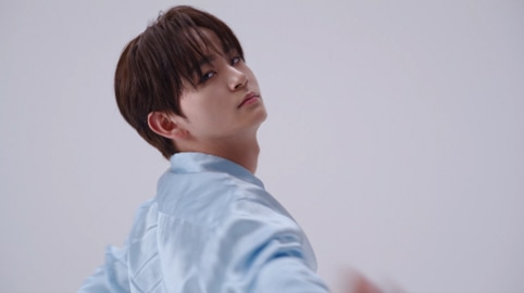 STARGLOWが出演するWeb CM「主役は、この“白玉水光肌”。」編より。