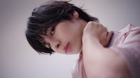 STARGLOWが出演するWeb CM「主役は、この“白玉水光肌”。」編より。
