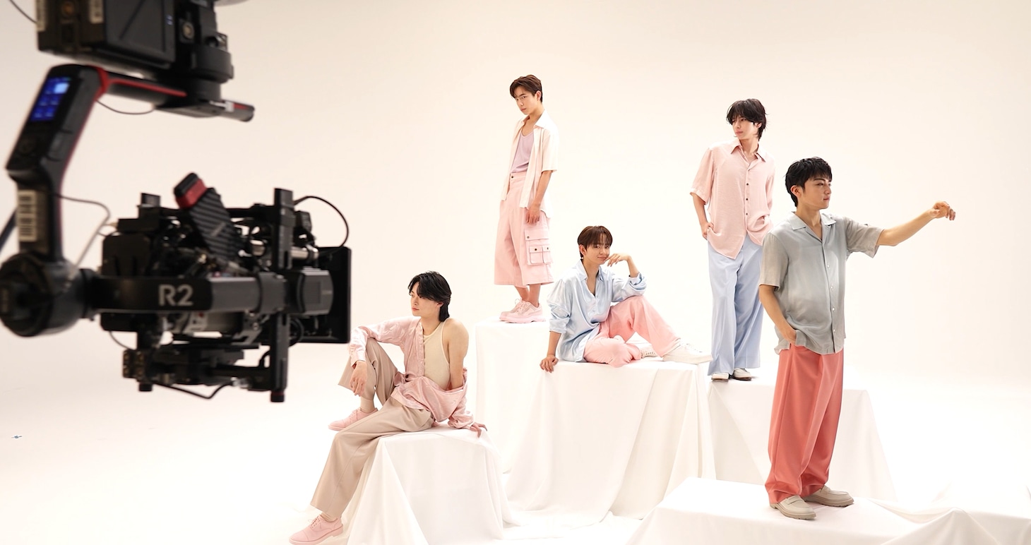 STARGLOWが出演するWeb CM「主役は、この“白玉水光肌”。」編の撮影の様子。