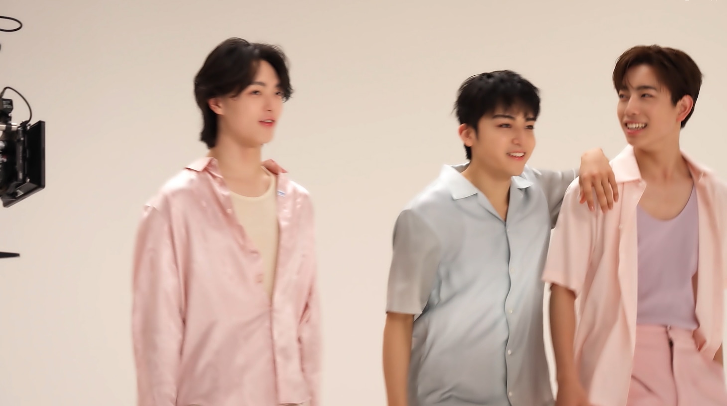 STARGLOWが出演するWeb CM「主役は、この“白玉水光肌”。」編の撮影の様子。