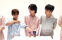 STARGLOWが出演するWeb CM「主役は、この“白玉水光肌”。」編の撮影の様子。