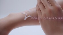 STARGLOWが出演するWeb CM「主役は、この“白玉水光肌”。」編より。