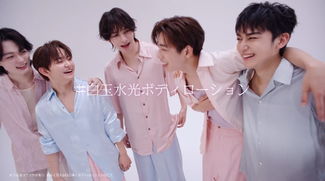 STARGLOWが出演するWeb CM「主役は、この“白玉水光肌”。」編より。