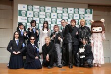 「SCHOOL OF LOCK!」新体制発表会の登壇者。右端が新講師のコレサワ、その隣がChevon。