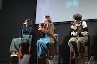 左から加藤小夏、梅澤美波、西垣匠。