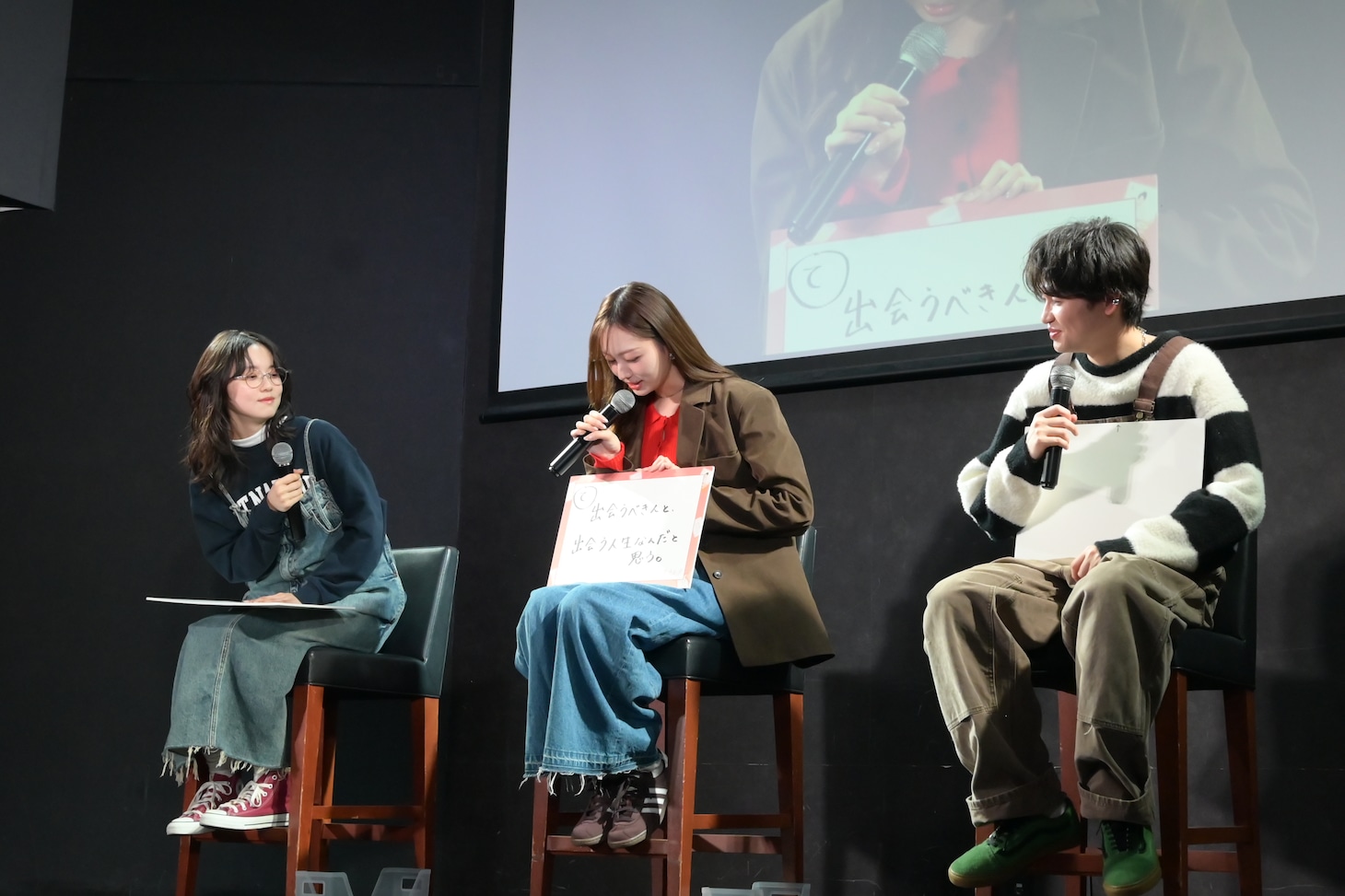 一句を詠む梅澤美波。