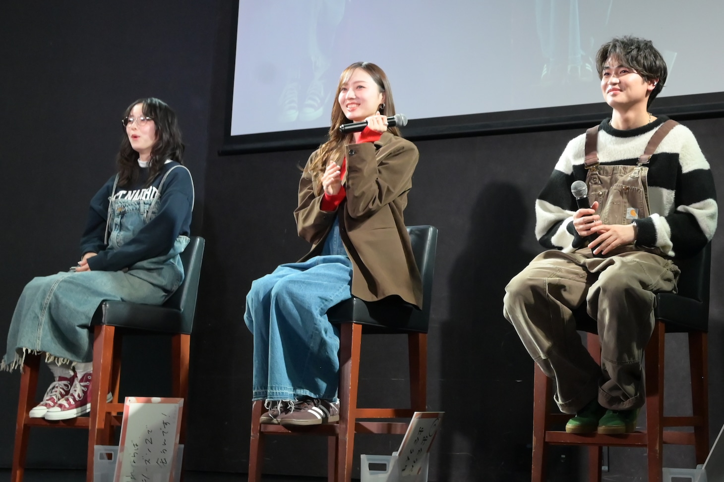 左から加藤小夏、梅澤美波、西垣匠。