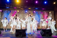 WHITE SCORPIONによるフリーライブの様子。