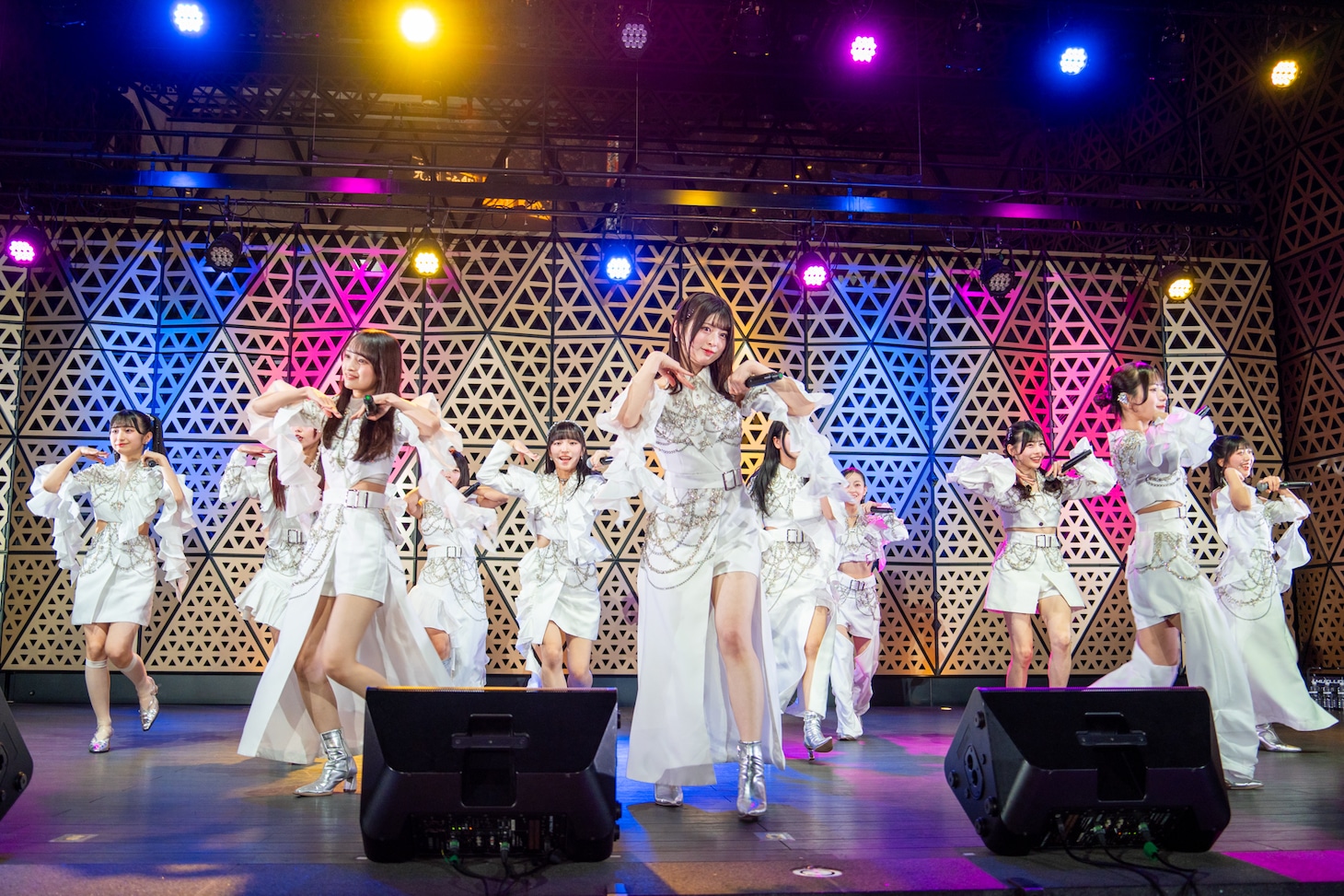 WHITE SCORPIONによるフリーライブの様子。