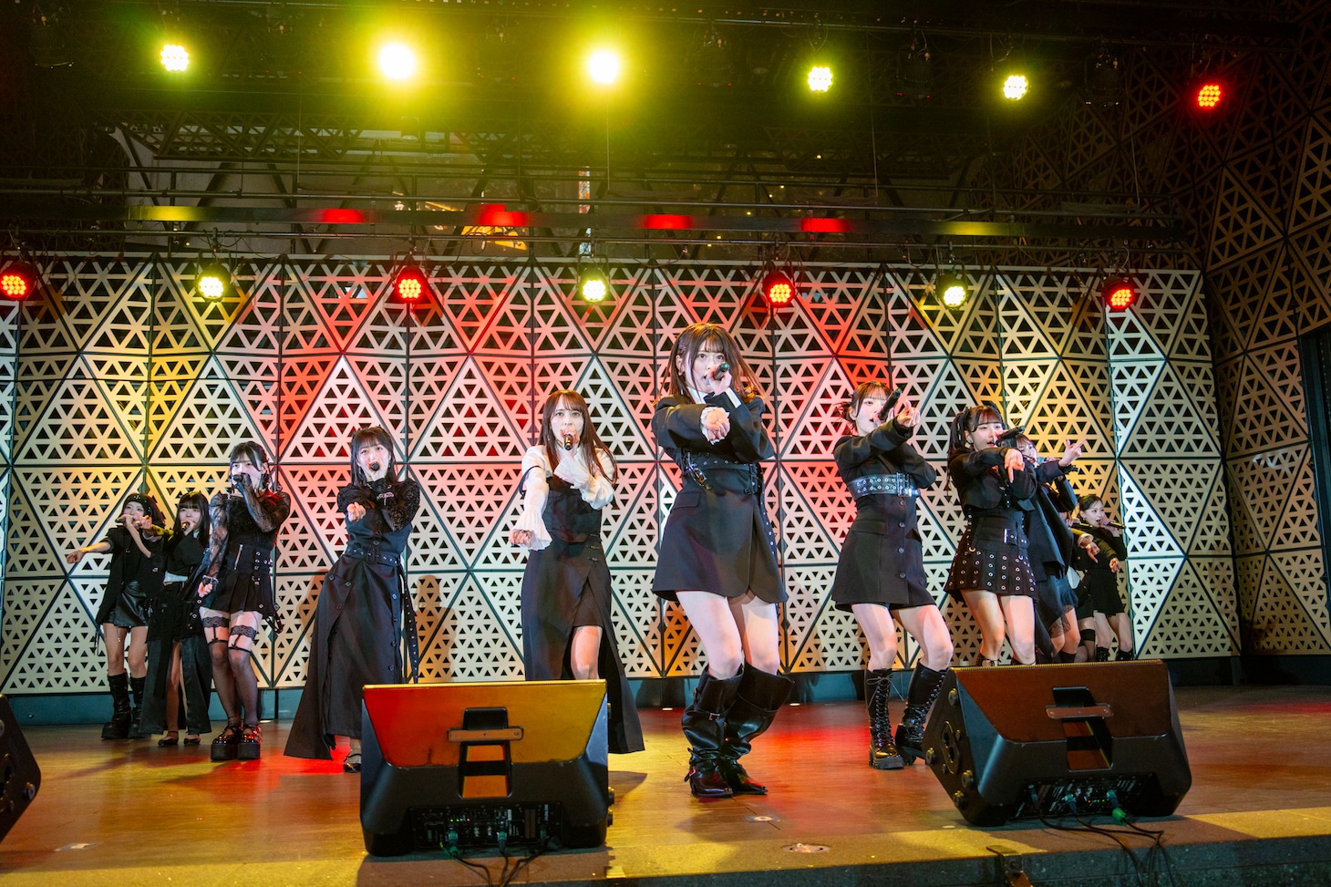 「7秒のレジスタンス」を初披露するWHITE SCORPION。