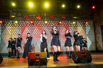 「7秒のレジスタンス」を初披露するWHITE SCORPION。