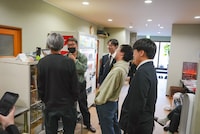 WACK若月氏の面談を見届けるスタッフたち。